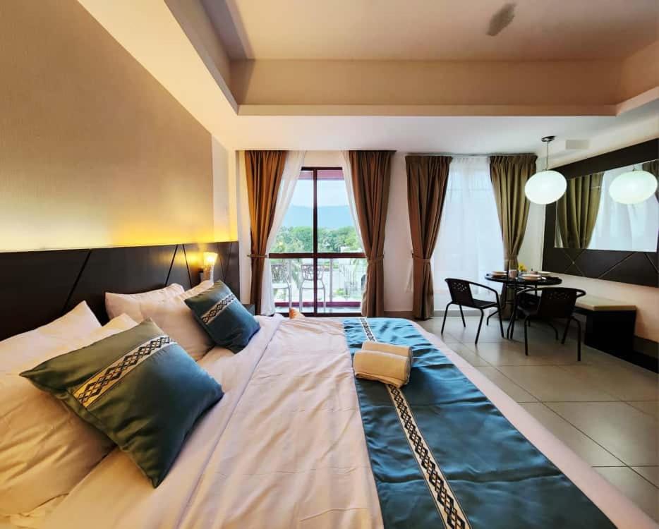 1 dormitorio grande con 1 cama grande y comedor en Langkawi Lagoon 3 pax beach and sea view 308, en Kampung Padang Masirat