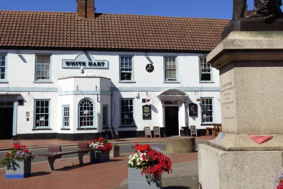 SpilsbyにあるWhite Hart Hotelの白い建物