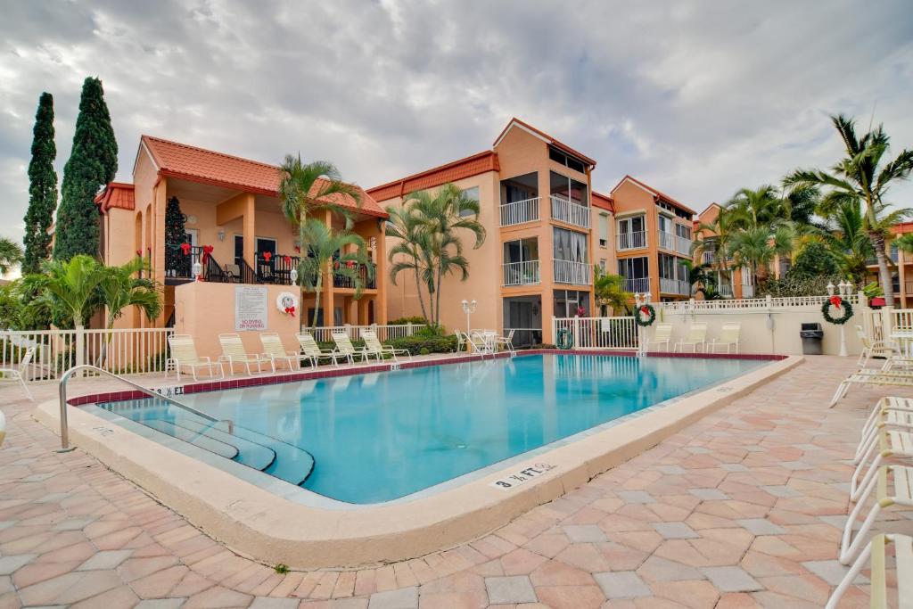 Bazén v ubytování Less Than 2 Mi to Upham Beach Colorful Bungalow with Pool nebo v jeho okolí