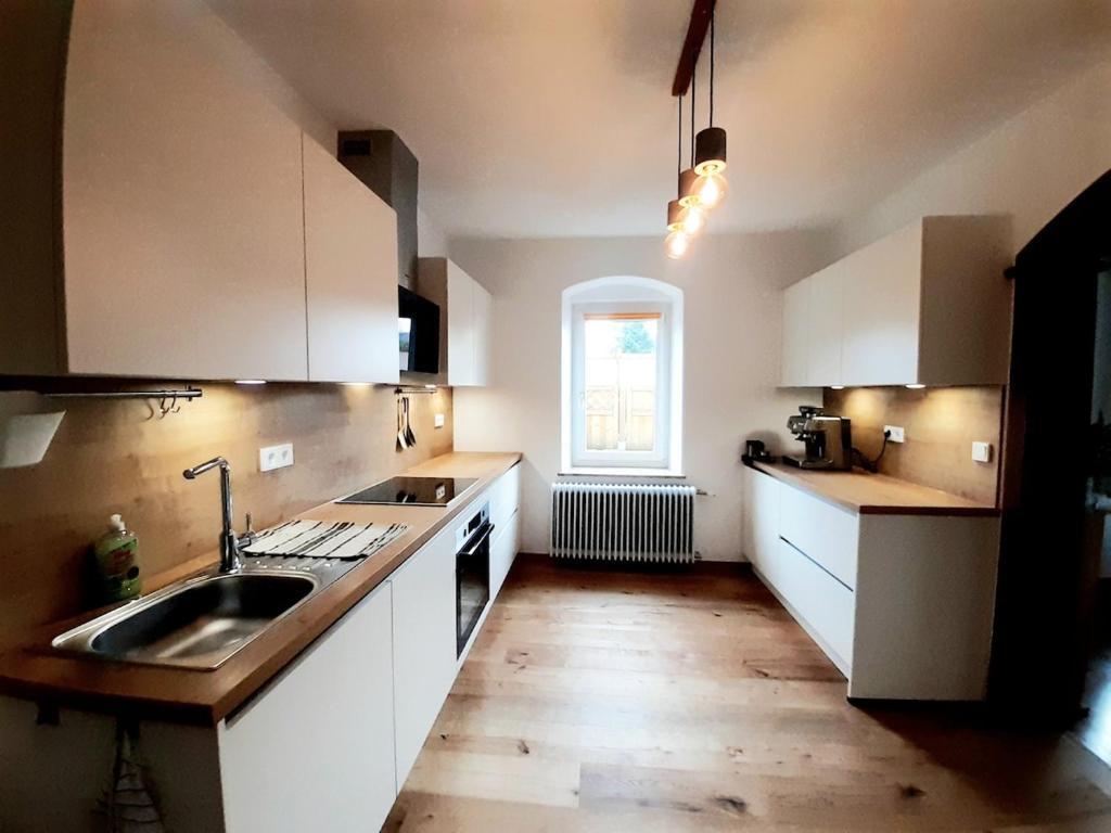 Kuchyň nebo kuchyňský kout v ubytování Helle Altbauwohnung