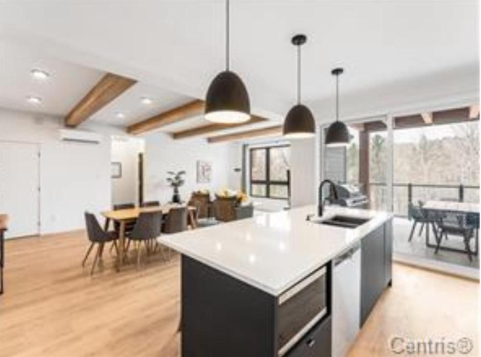 Η κουζίνα ή μικρή κουζίνα στο Magnifique Condo pour 4 à Orford