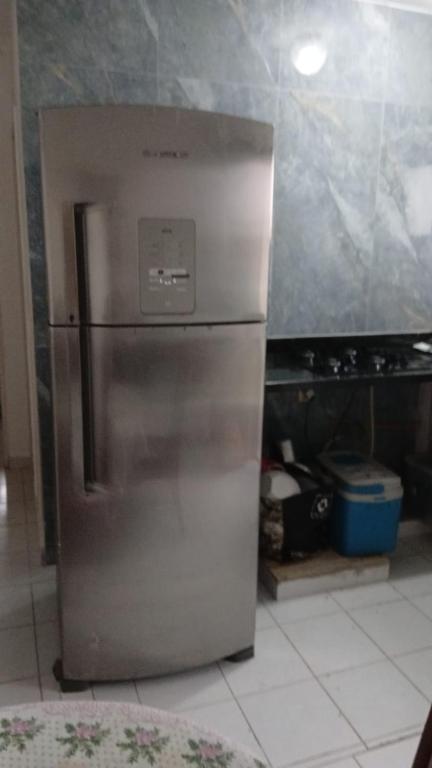 a stainless steel refrigerator in a kitchen at Apartamento coneglian in Itanhaém