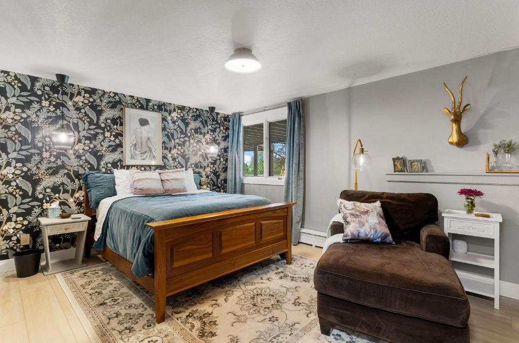 En eller flere senge i et værelse på The Fox Watch A Luxury Retreat