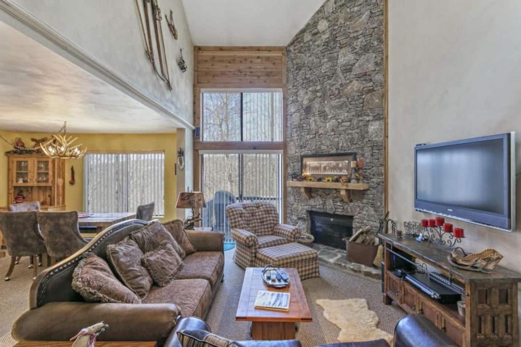 TV a/nebo společenská místnost v ubytování Spectacular 2 Level Swiss Mntn Condo