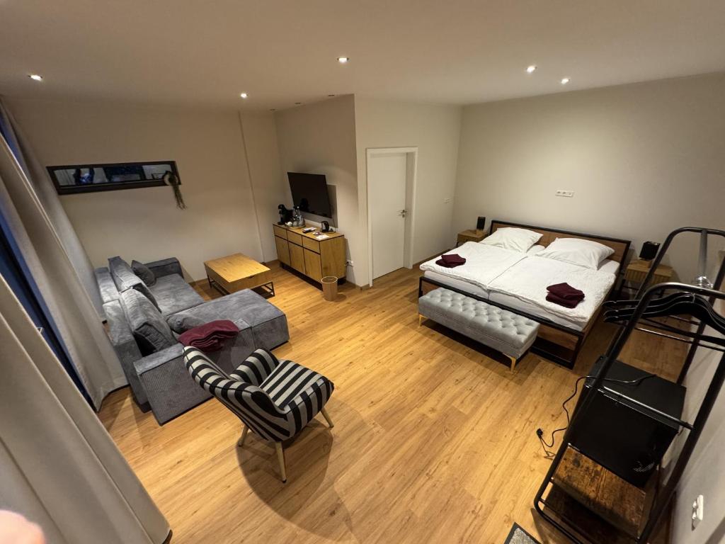 an overhead view of a bedroom with a bed and chairs at Privatquartier van Dreuten in Warpe