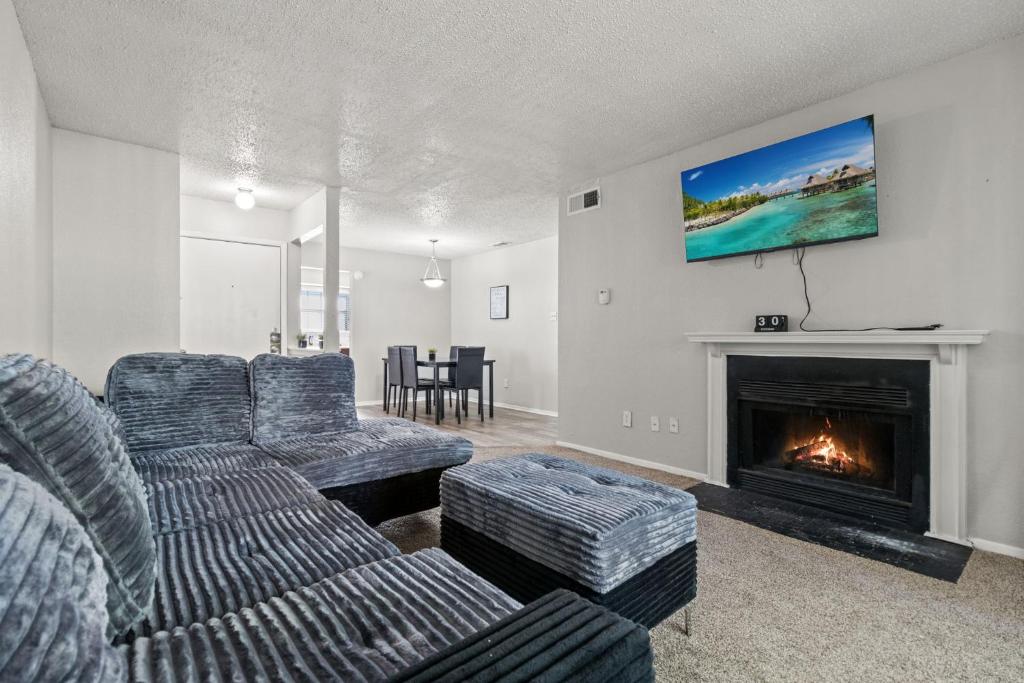 アーリントンにあるComfy 2Bdr Unitのソファと暖炉のあるリビングルーム