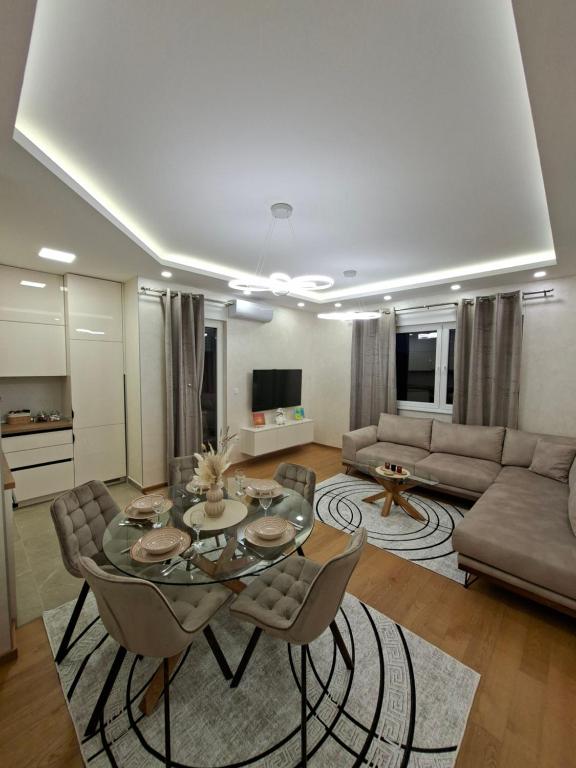 a living room with a table and a couch at Apartman REINA in Prijedor