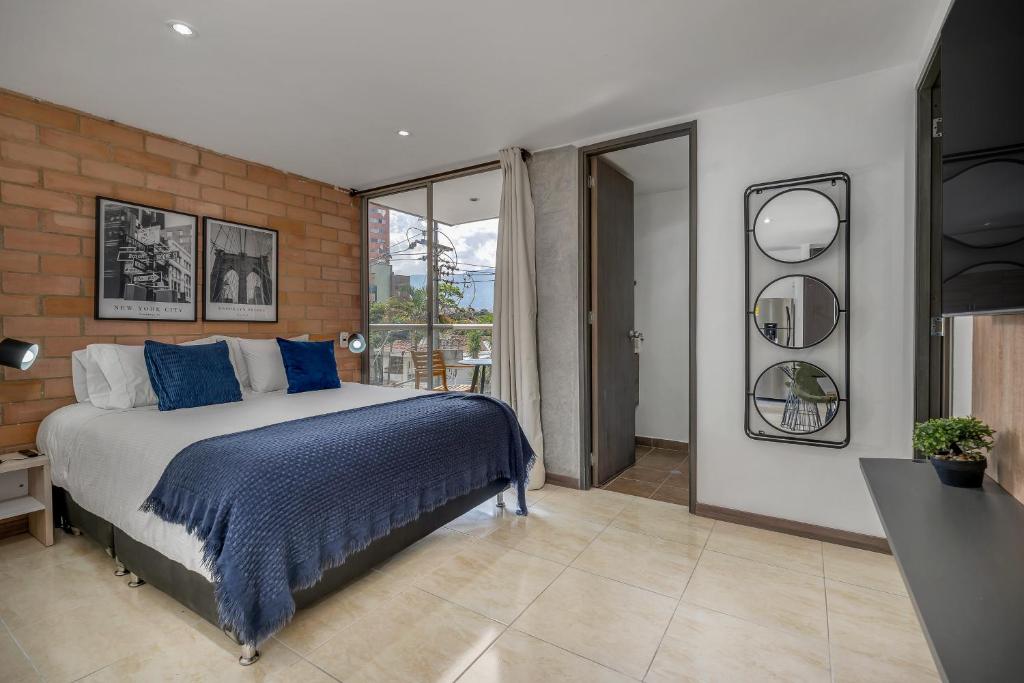 Postel nebo postele na pokoji v ubytování Vegas PH Suites