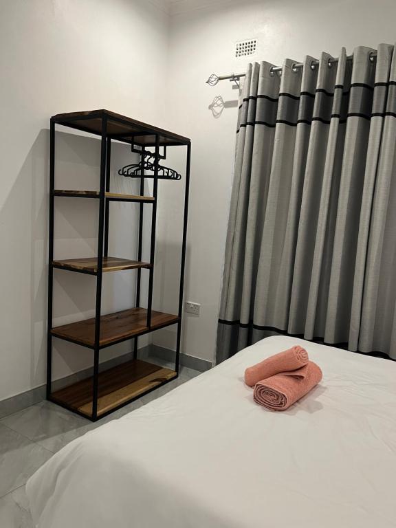 En eller flere senge i et værelse på Kafusi Lodge