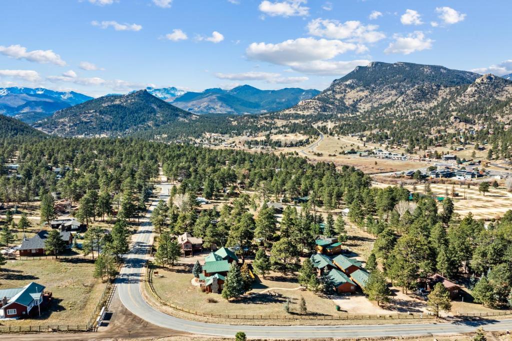une vue aérienne d'une station balnéaire avec des montagnes en arrière-plan dans l'établissement Mountain Shadows Resort, à Estes Park