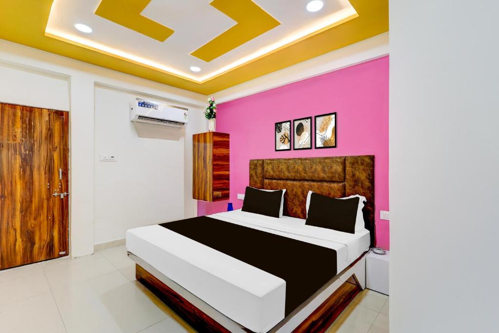 Ένα ή περισσότερα κρεβάτια σε δωμάτιο στο Super Hotel O Shaligram