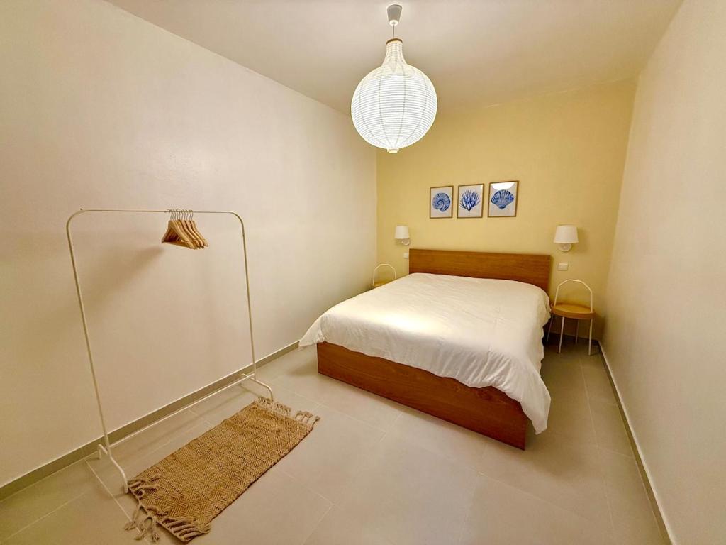 ein Schlafzimmer mit einem Bett, einer Lampe und einem Teppich in der Unterkunft 3 Bedroom Apartment in Portimão, Algarve by Salam Stays in Portimão