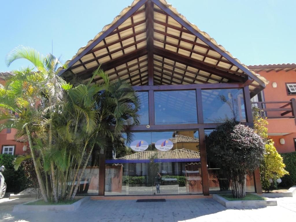 un edificio con una gran ventana y palmeras en Pousada Praia Bella, en Búzios
