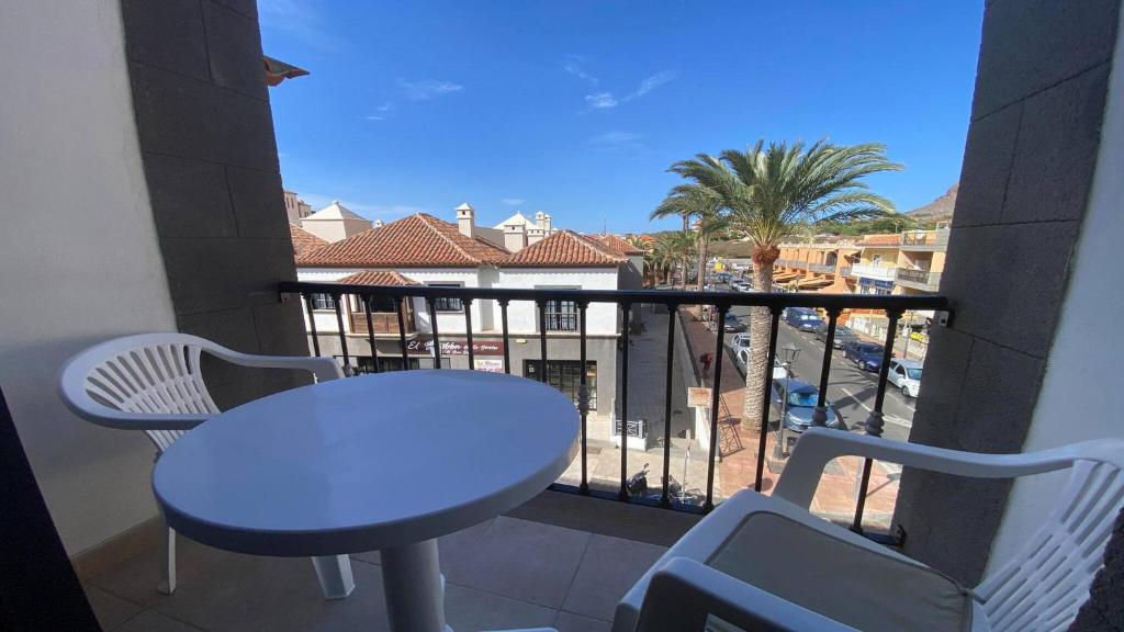 a table and chairs on a balcony with a view at Apt. Brisa Marina in La Playa Calera