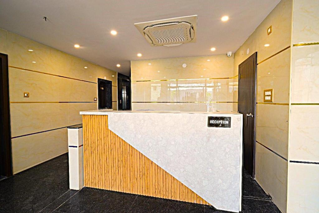 ハイデラバードにあるMio Boutique Hotel - Just Launchedのキッチン(白いカウンタートップ付)