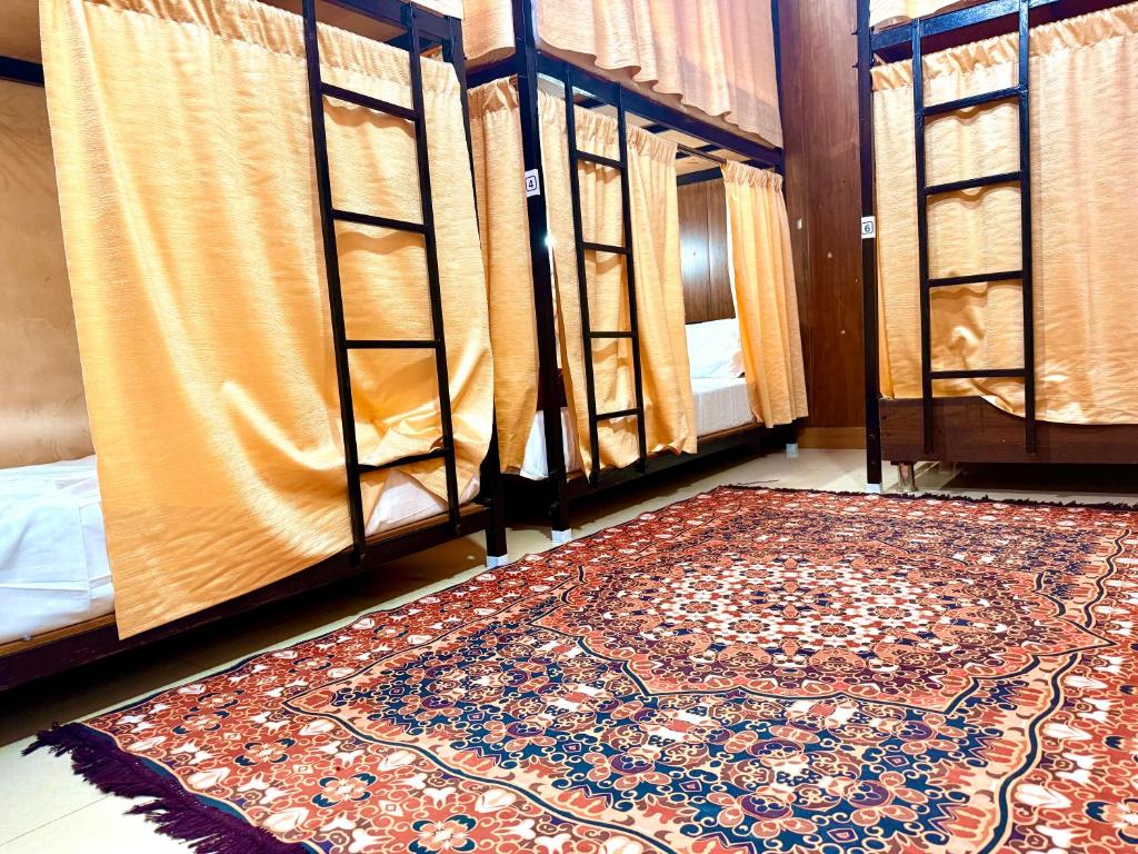 Ένα ή περισσότερα κρεβάτια σε δωμάτιο στο Amritsar Backpackers Hostel