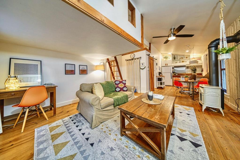 Posezení v ubytování Perfect Loft for a Weekend in the Eastern Townships