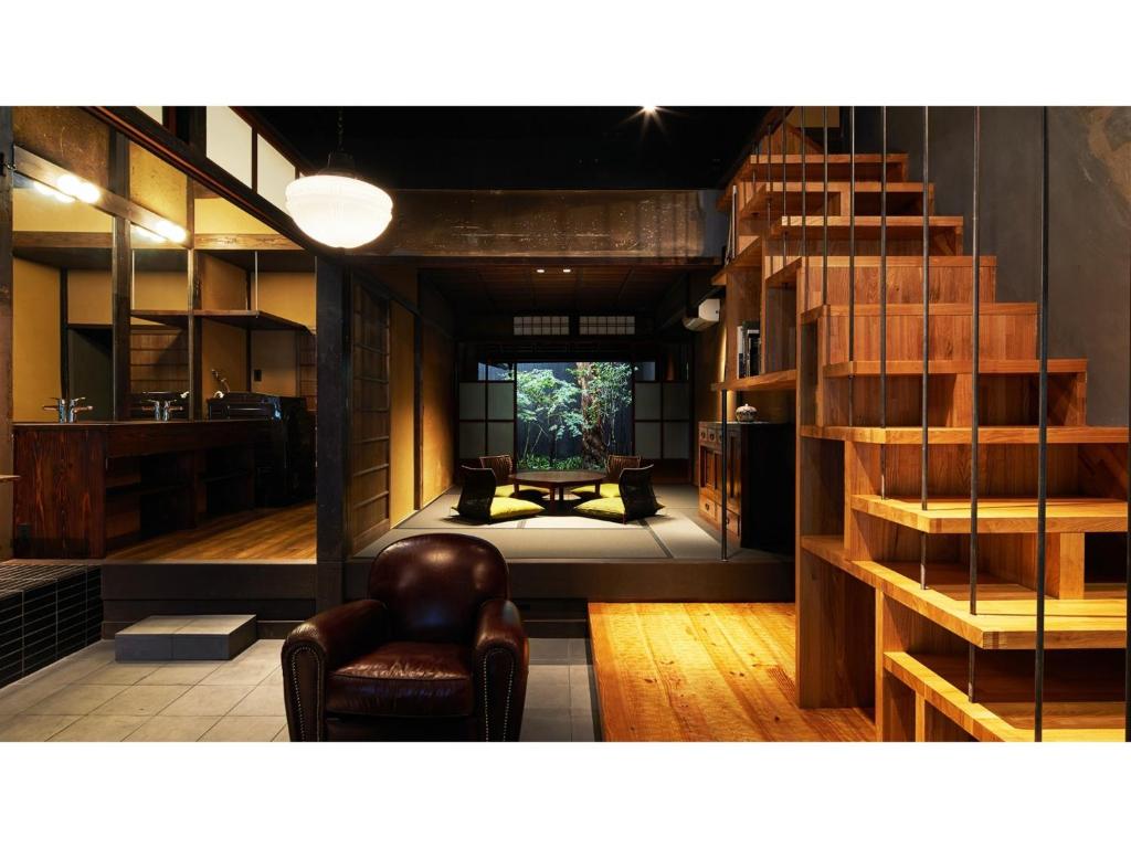 un salon avec un canapé et une table dans l'établissement Kishoan did - Vacation STAY 81774v, à Shimmachidōri