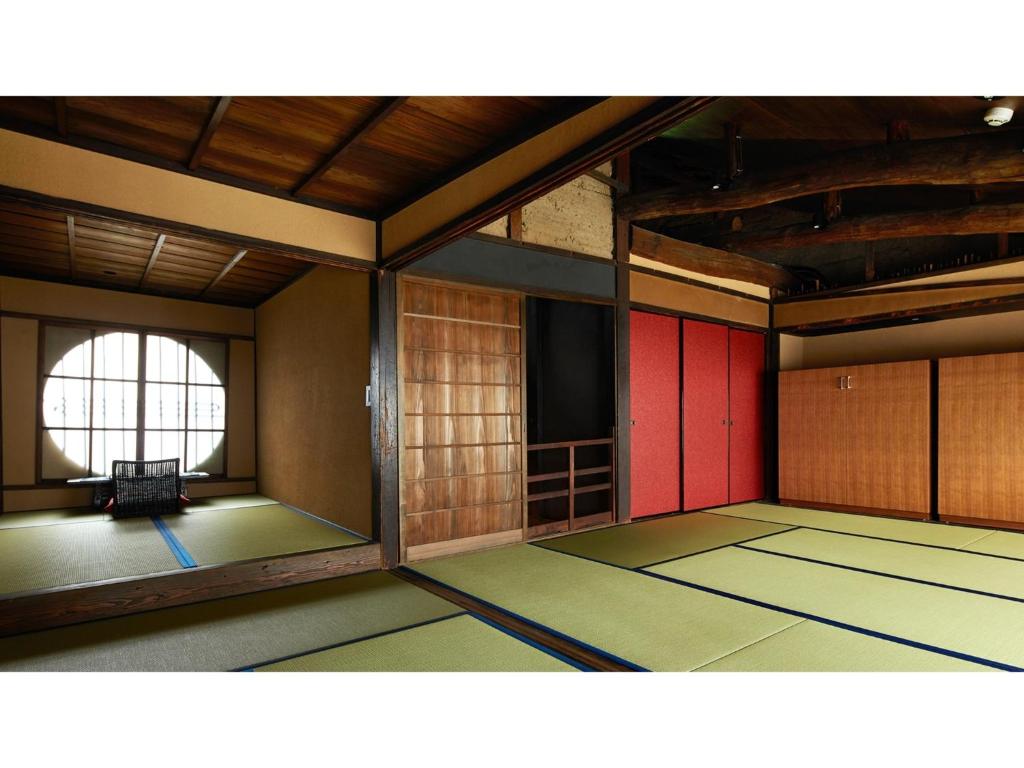 une pièce aux murs rouges et bruns et une fenêtre dans l'établissement Kishoan did - Vacation STAY 81775v, à Shimmachidōri