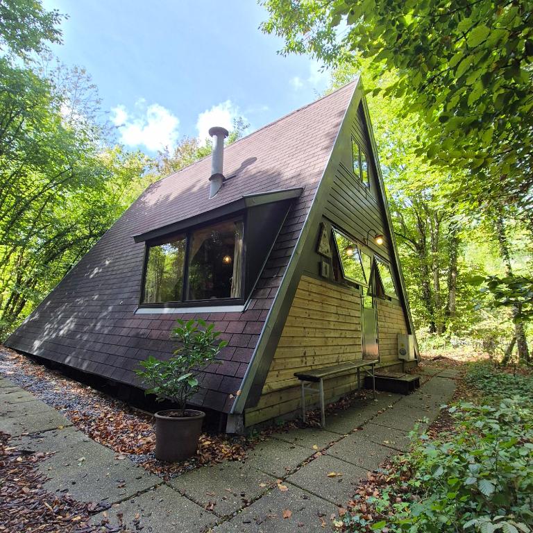 a small green house with a pitched roof at Tipi d'Amis in Durbuy