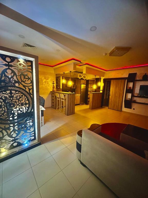 a living room with a couch and a kitchen at Paradis résidence473 in Oran