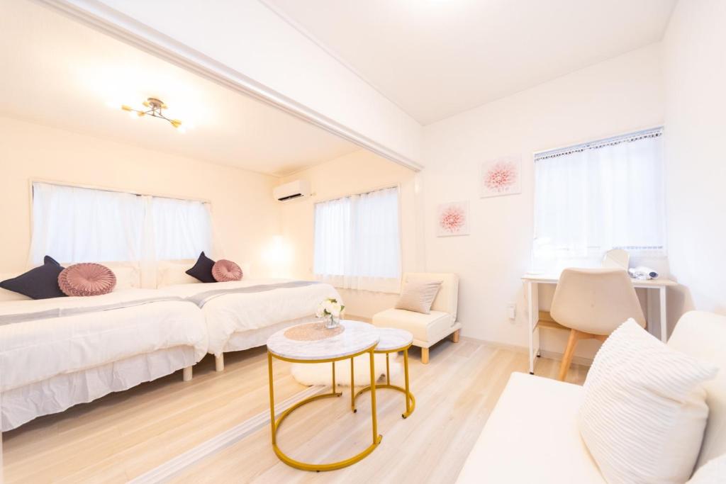ein weißes Wohnzimmer mit einem weißen Sofa und einem Tisch in der Unterkunft Yokkaichi - House - Vacation STAY 85333v in Kawashima