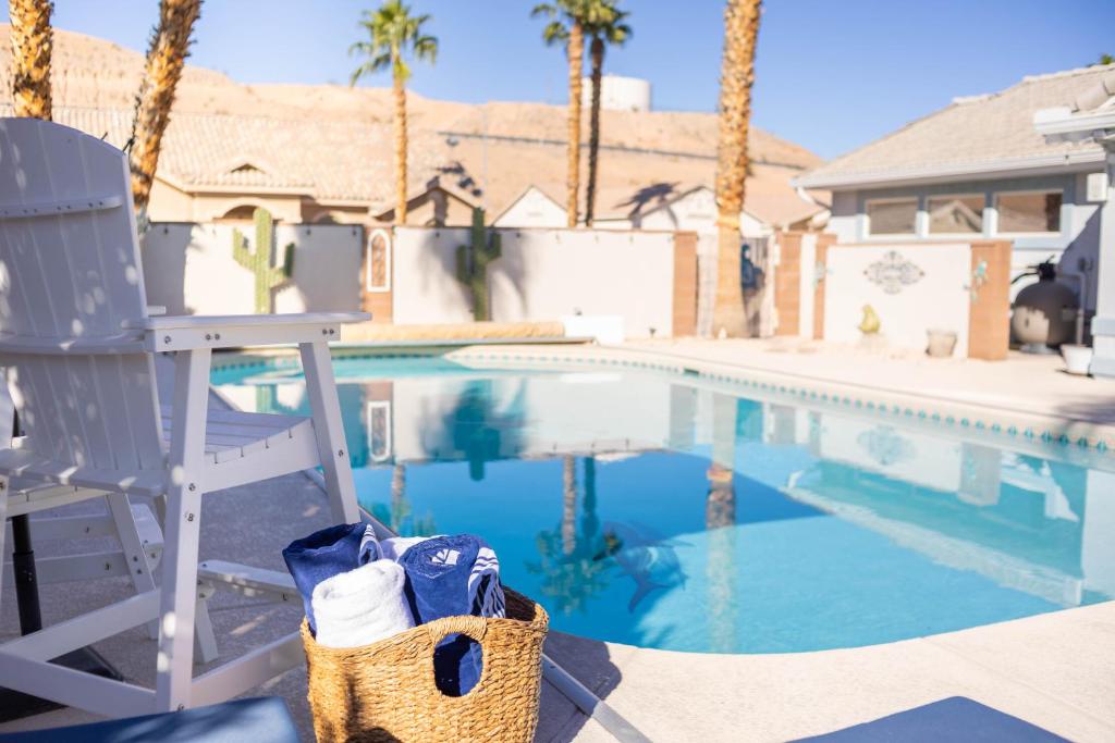 Πισίνα στο ή κοντά στο Private Retreat with Bunkhouse Casita & Heated Pool & Epic Game Room