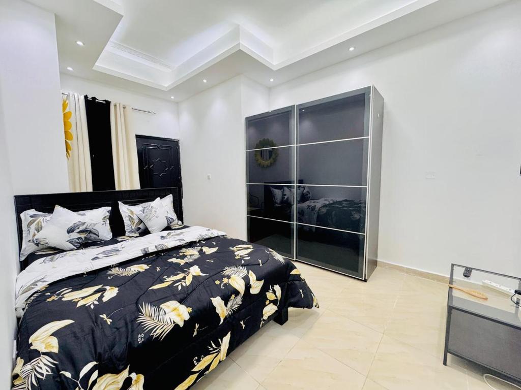 Una cama o camas en una habitación de Fully furnished studio on Ground floor