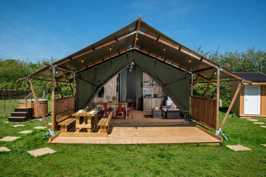 TalybontにあるColomen Glamping Lodgeのガゼボ(テーブル、椅子付)