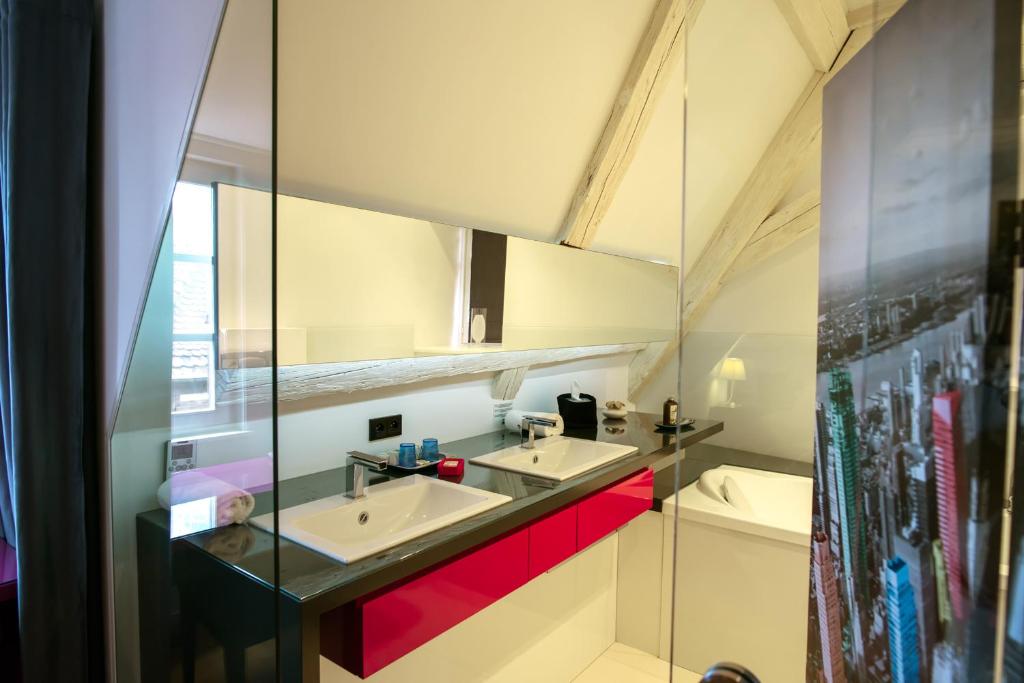 Kuchyň nebo kuchyňský kout v ubytování Le B. Suites, Chambres & Restaurant