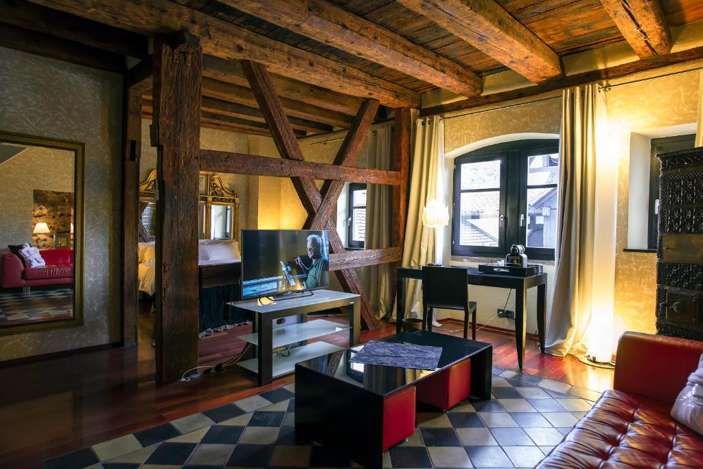 TV a/nebo společenská místnost v ubytování Le B. Suites, Chambres & Restaurant