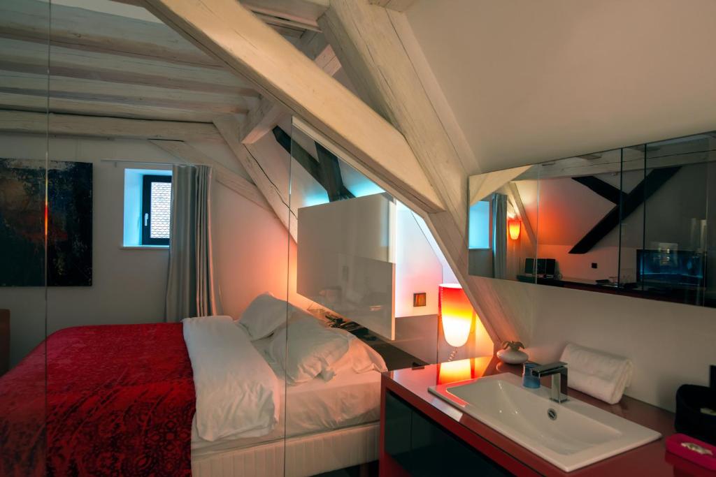 Postel nebo postele na pokoji v ubytování Le B. Suites, Chambres & Restaurant