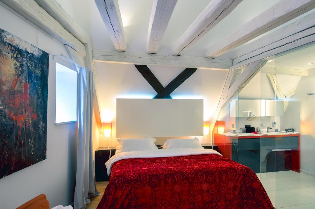 Postel nebo postele na pokoji v ubytování Le B. Suites, Chambres & Restaurant