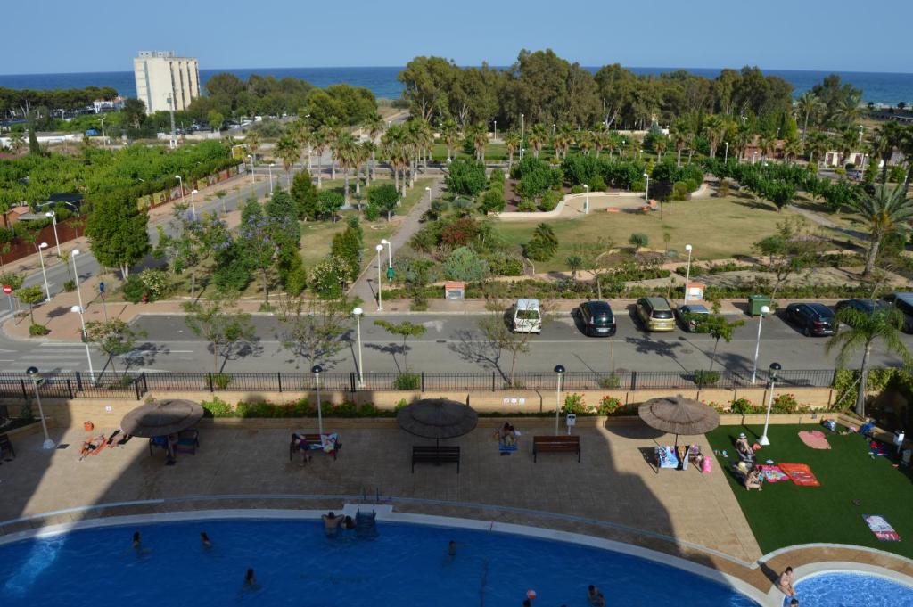 una vista aérea de un parque con una gran piscina en Apartamentos Costa Azahar II, en Oropesa del Mar