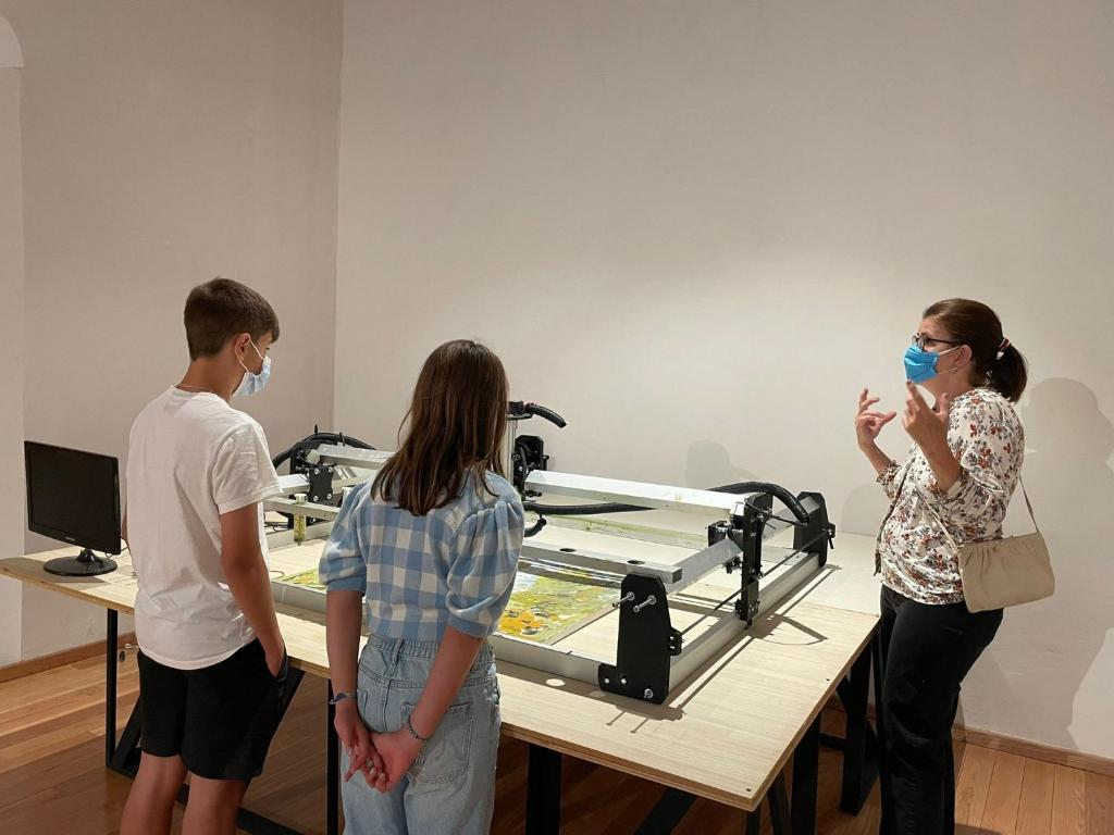 a group of people standing in front of a machine at Inmersión al Arte Contemporáneo en Querétaro in Querétaro