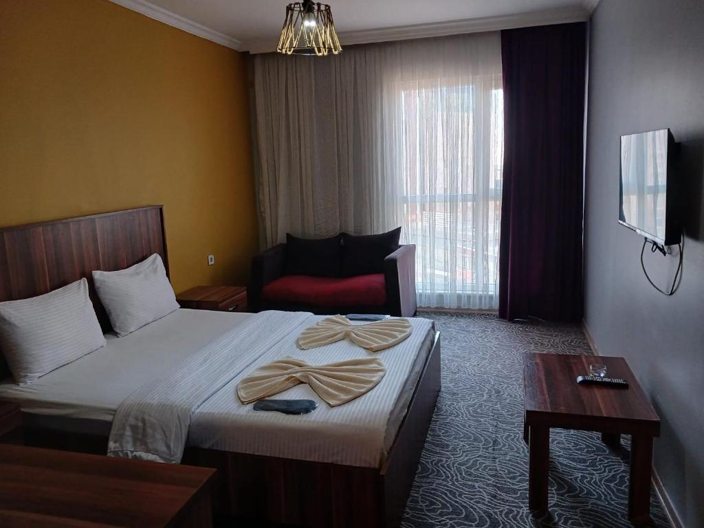 een hotelkamer met een bed met handdoeken erop bij Ay suit in Esenyurt