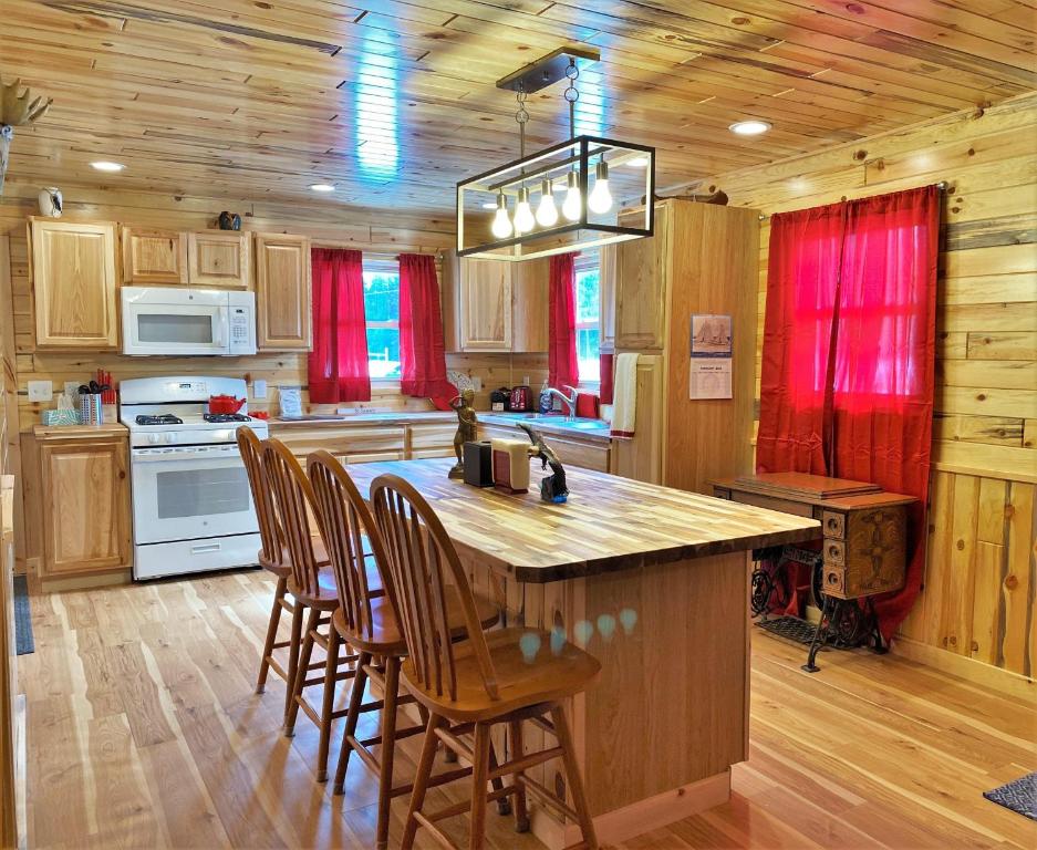 een keuken met een tafel en stoelen in een hut bij The Red Pine in Saint Ignace