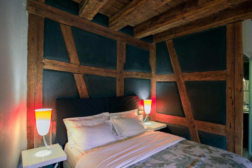 Postel nebo postele na pokoji v ubytování Le B. Suites, Chambres & Restaurant