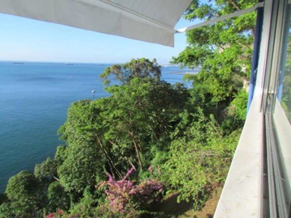 ein Blick auf das Meer aus einem Fenster in der Unterkunft Apartamento no Corredor da Vitoria in Salvador