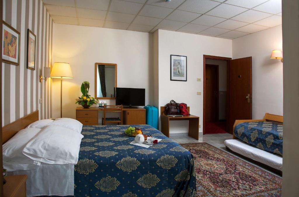Habitación de hotel con cama y TV en Hotel Redebora, en Torregrotta