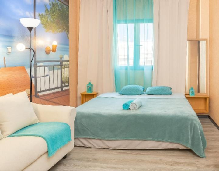 een slaapkamer met een groot bed en een bank bij Arguinegin 2 Bedroom Apartment Ocean View in Arguineguín