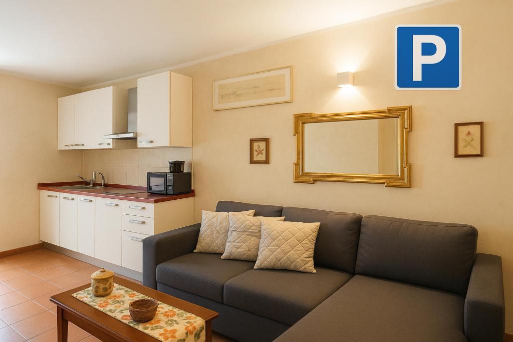 Η κουζίνα ή μικρή κουζίνα στο Accogliente alloggio nel pieno centro storico della città parcheggio in box privato incluso