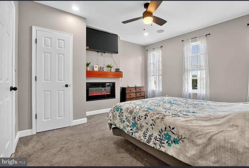 een slaapkamer met een bed en een open haard bij Room to Rent in Baltimore