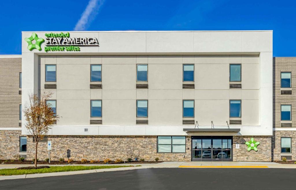 Außenansicht eines Gebäudes mit einem Klaw-Konferenzschild in der Unterkunft Extended Stay America Premier Suites - Nashville - Smyrna in Smyrna