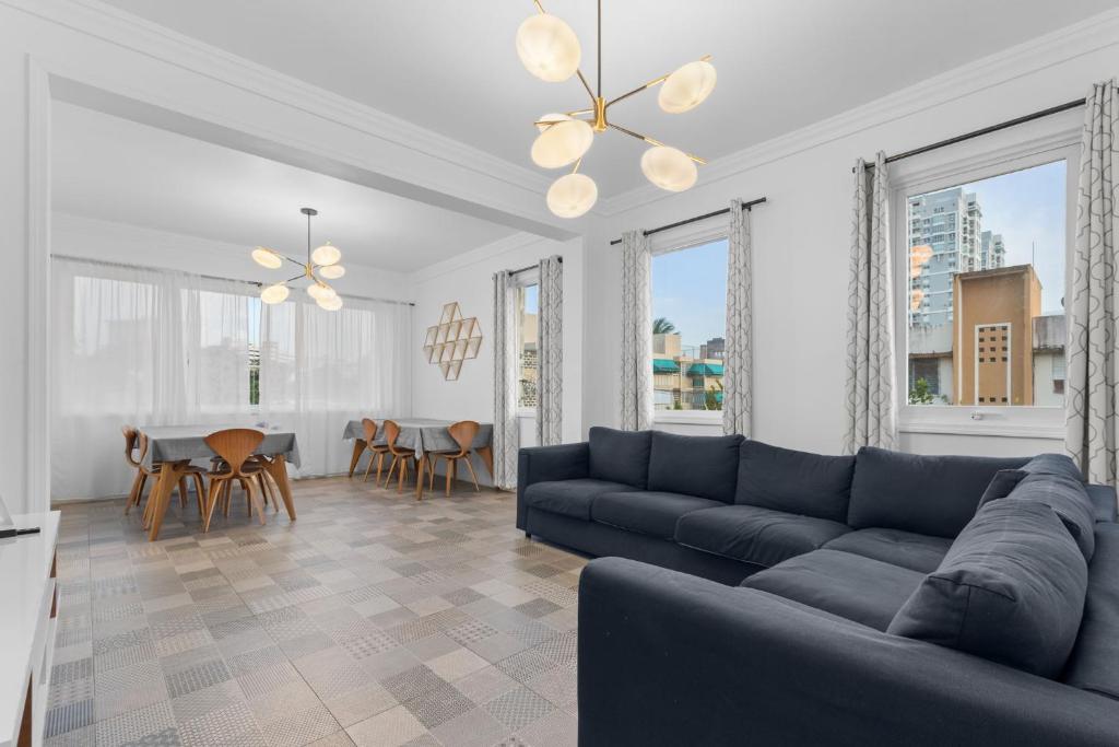 Istumisnurk majutusasutuses 4BR apartment Steps to beach Wifi & Nightlife