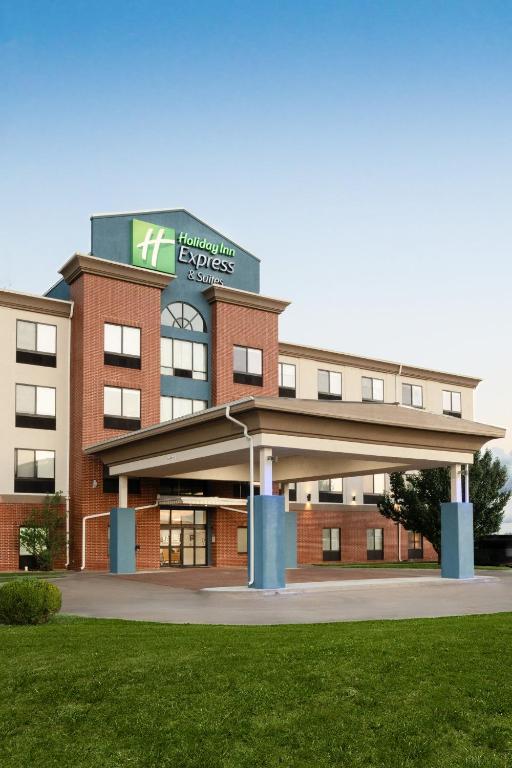 PrattにあるHoliday Inn Express Pratt by IHGの赤レンガ造りの大きな建物