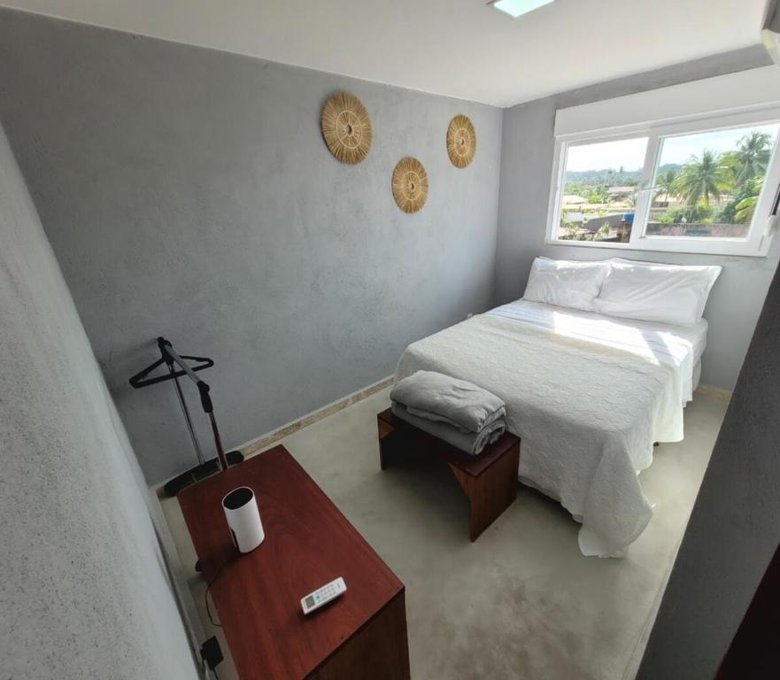 een kleine slaapkamer met een bed en een raam bij rooftop Bellamar in Pôrto de Pedras