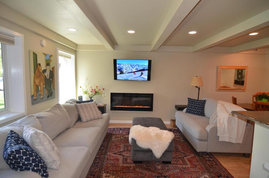 un soggiorno con divano e camino di Atelier Condo 1035 a Sun Valley