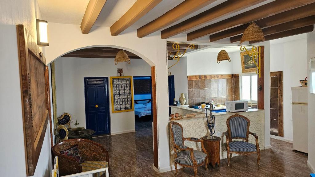 TV a/nebo společenská místnost v ubytování Dar Elyssa - Free Breakfast - Résidence Oasis Tozeur