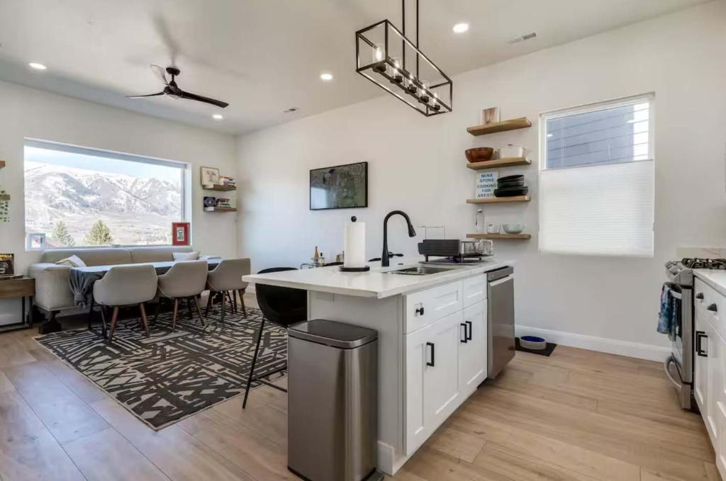 Wolf Lodge CondominiumにあるLuxury Powder Mountain Village Sanctuaryのシンクとテーブルと椅子のあるキッチン